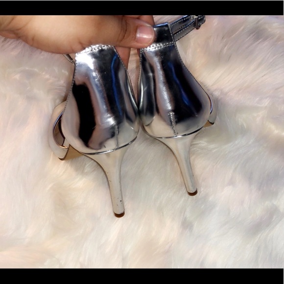 🆕VINCE CAMUTO Metallic Silver Leather Heels - Picture 7 of 8